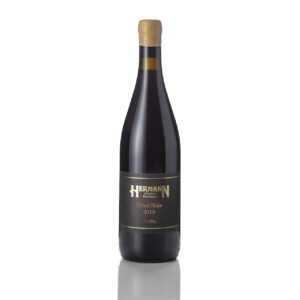 Csak Pinot Noir szőlőből készült, kései szüretelésű, töppedt bogyókból kézzel szedett, szelektált termésből hagyományos erjesztéssel előállított mély színű érett gyümölcsös ízvilágú testes tüzes vörösbor.